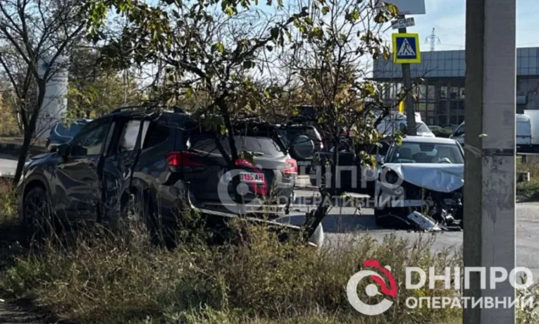 Серйозна ДТП на Дніпросталівській: є постраждалий