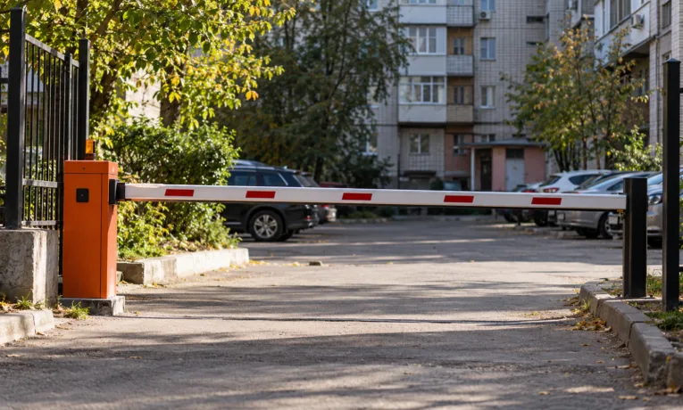 Що робити, якщо у дворі незаконно встановили шлагбаум