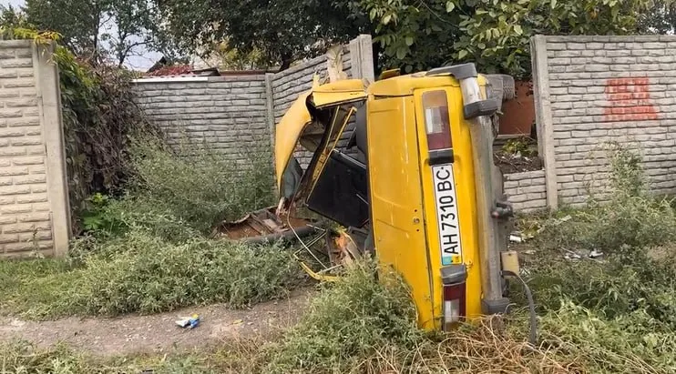 Смертельна ДТП у Дніпрі: ВАЗ врізався в електроопору