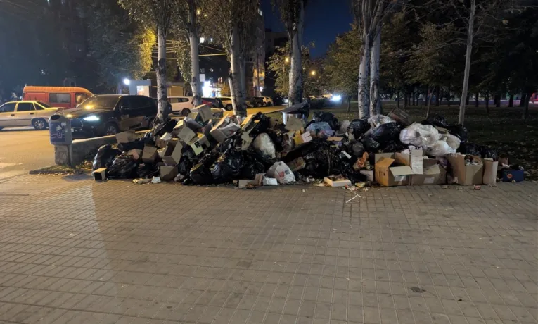 Сміттєвий колапс на Перемозі: чому не працюють контейнери