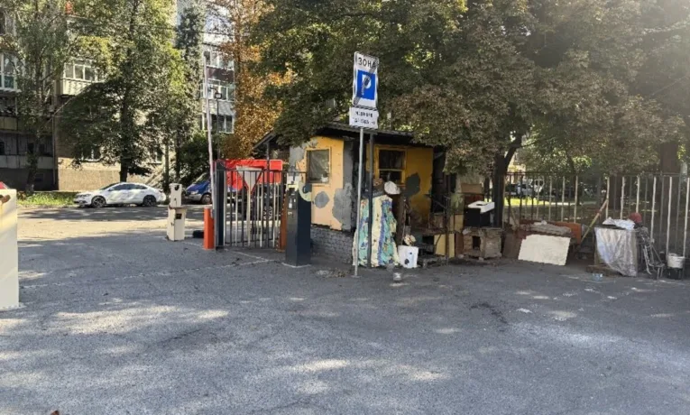 У центрі Дніпра продають автостоянку за 3,5 млн грн