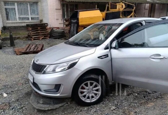 У Дніпрі бетонна пастка на дорозі пошкодила авто