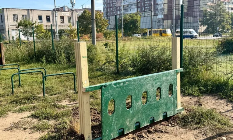 У Дніпрі оновлюють майданчик для вигулу собак