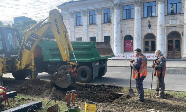У Дніпрі оновлюють трамвайний переїзд біля театру