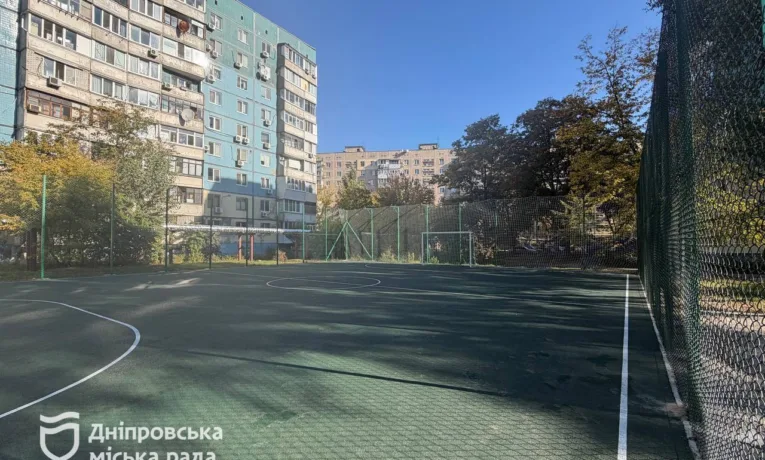 У Дніпрі оновили футбольне поле на вулиці Новорічній