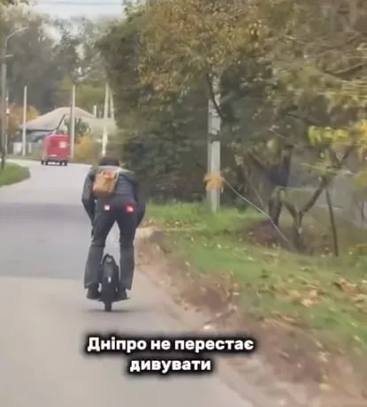 У Дніпрі помітили чоловіка зі стоп-сигналами на одязі