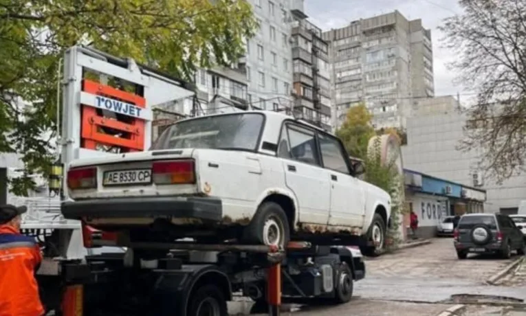 У Дніпрі закликають прибрати покинуті авто