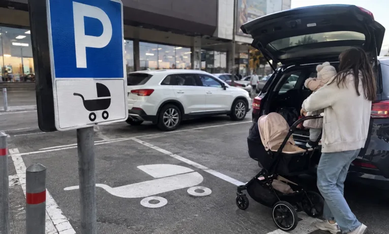 В Україні з’являться паркомісця для водіїв з дітьми