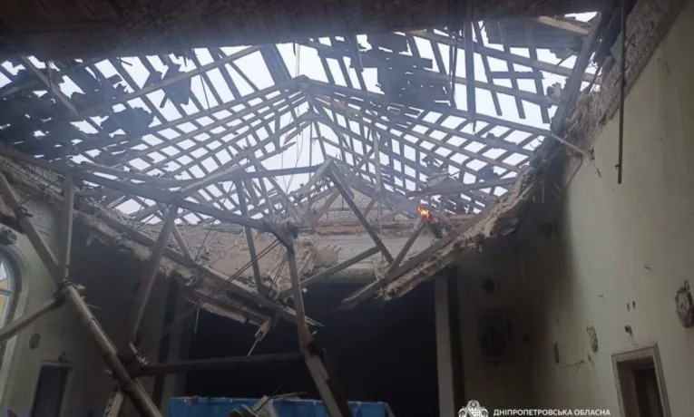 Ворожий удар по Дніпровському району: пошкоджено заклад культури
